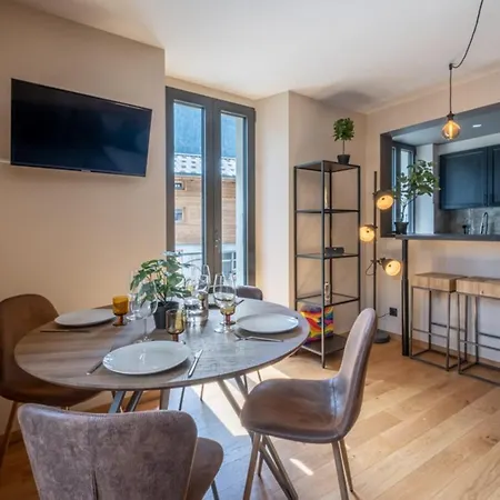 Overlooking Mont Blanc With Parking Apartament *